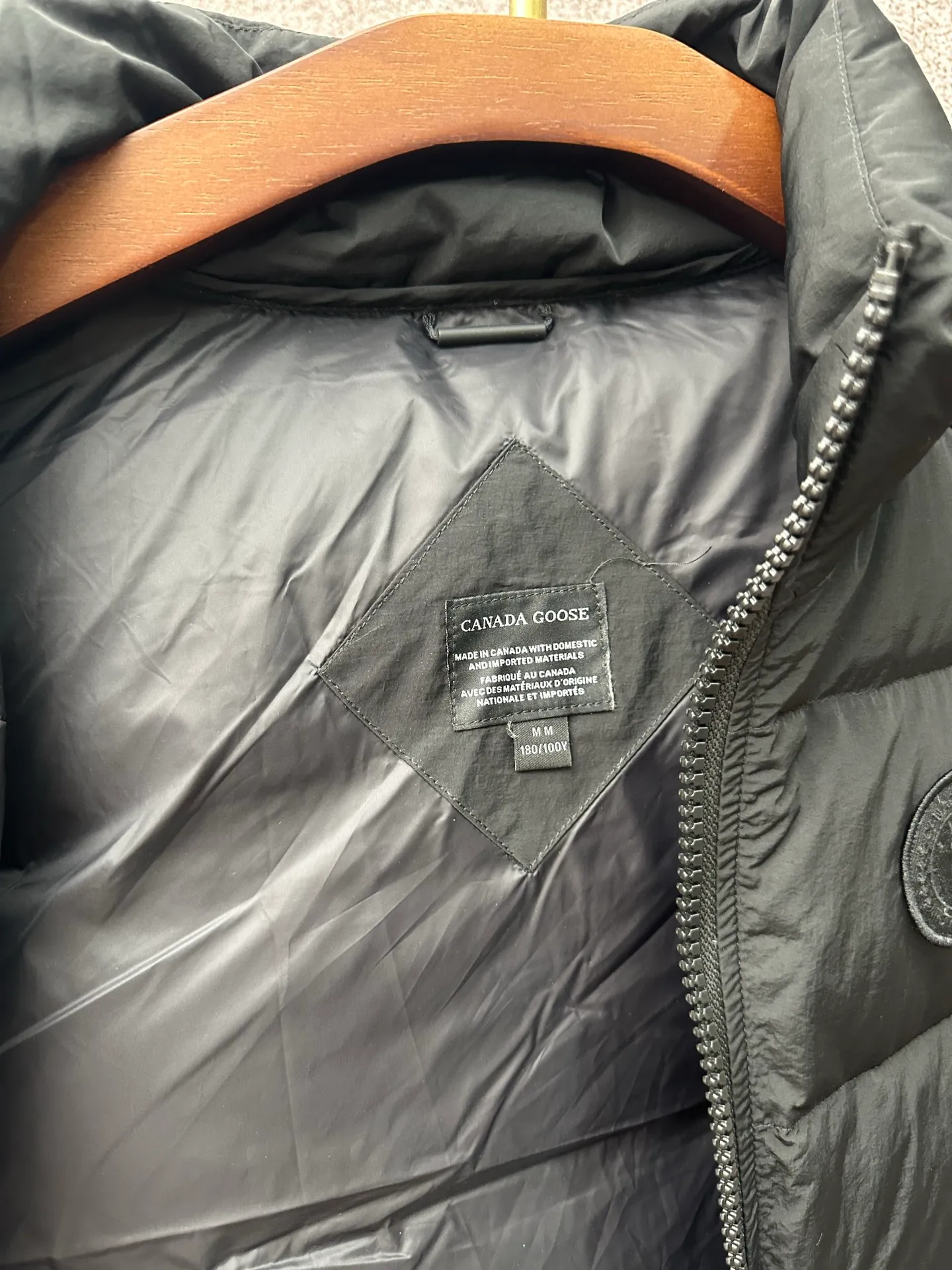 P720 Canada Goose Badge Down Vest Fabric selection: The use of high-quality protective nylon fabric not only enhances the wear resistance of the surface, but also takes into account wind resistance, ensuring excellent performance in various harsh weather conditions.  90 national standard high-quality white duck down: selected high-loft down, weighing 160g, light and warm, with excellent temperature locking performance and good resilience.  Three-dimensional quilting process: Precision thread reinforcement to prevent velvet drilling and ensure that the fluffy and resilient elasticity lasts as new.  Details: The ribbon is woven with polyester as the base, and the brand letters are decorated on the ribbon through high-precision computer embroidery. The edges of the pattern are clear, the stitches are fine and even, and multiple layers of embroidery thread are stacked to enhance the three-dimensional effect. Accessories: One-to-one customized logo, one-to-one customized zipper puller, one-to-one customized three-label SIZE: S M L XL